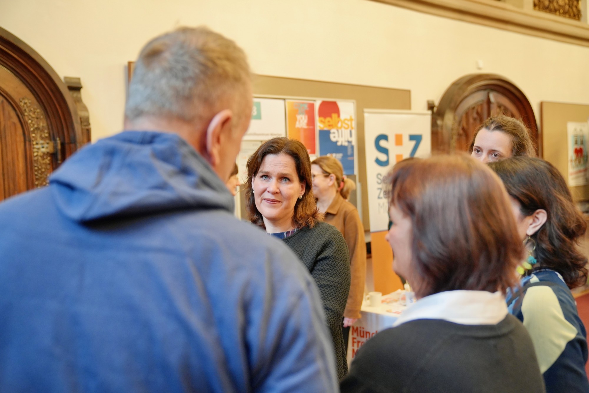 Bürgermeisterin Verena Dietl am Stand des SHZ